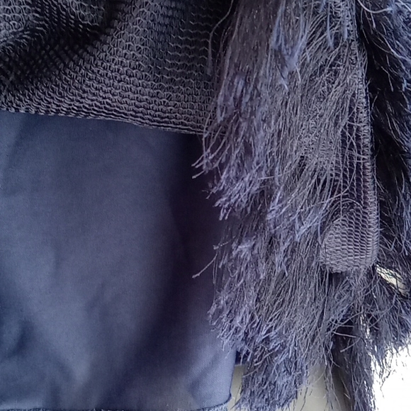 ⭐️ Host Pick ⭐️ Maple & Cliff | Unique Navy Faux Feather Top - Picture 6 of 12